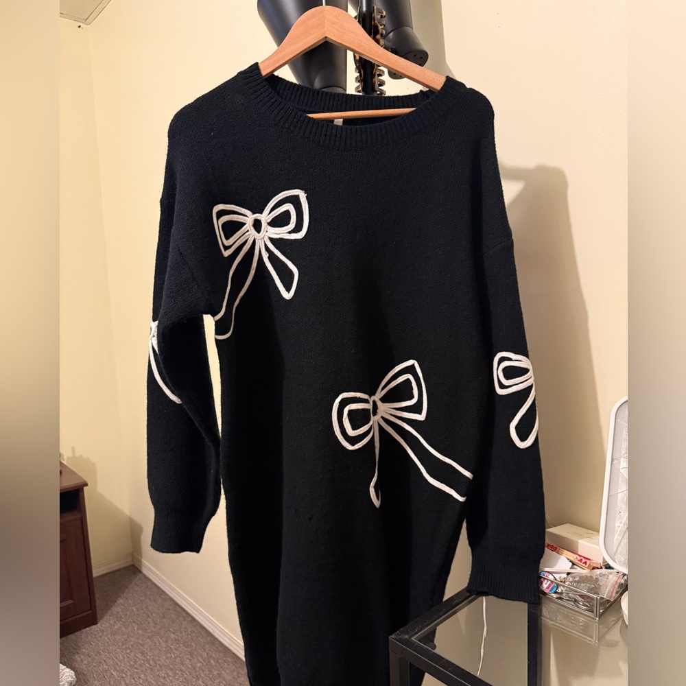 B&W sweater dress with cute bow detailing